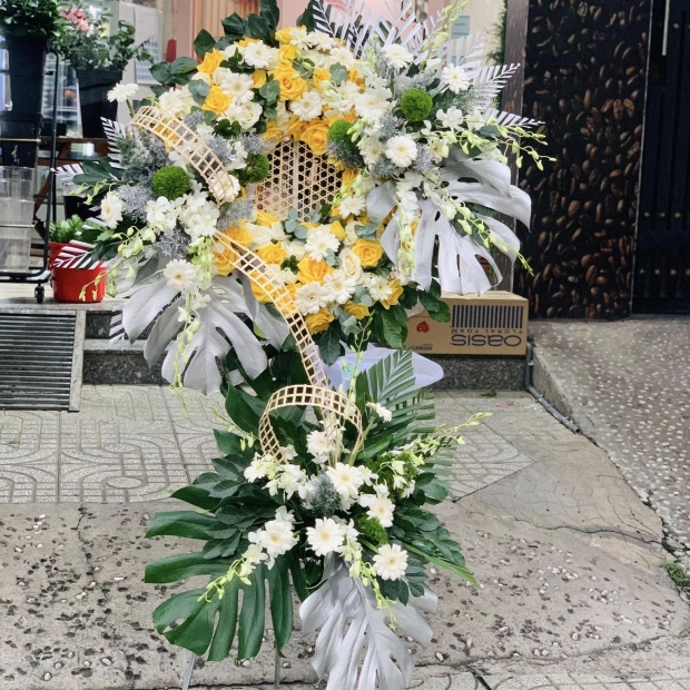 kệ hoa chia buồn hoa hồng vàng và trắng phối lá trầu bà nam mỹ bạc