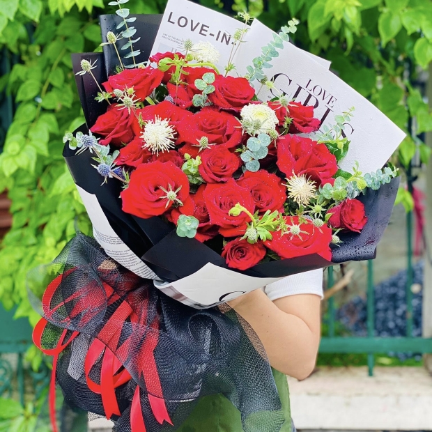 Bó hoa hồng đỏ hơn 20 bông 