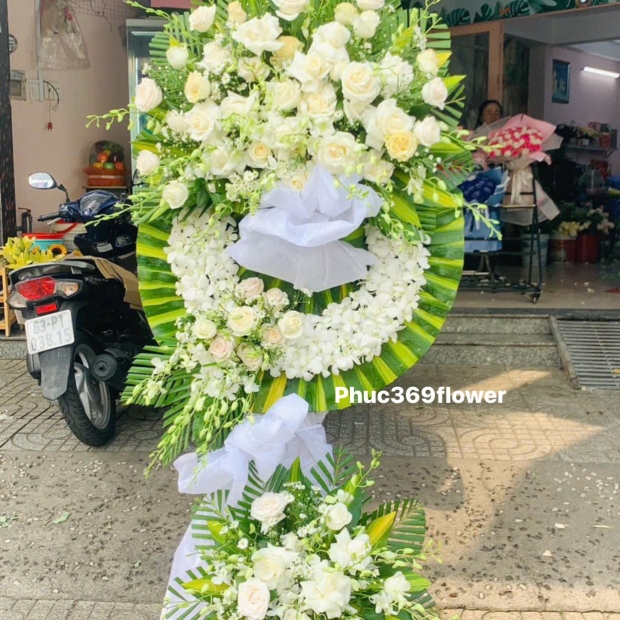 Kệ hoa chia buồn hồng trắng phối lá thiết mộc lan 