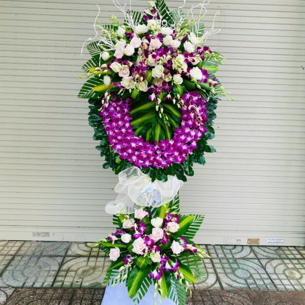 Kệ hoa chia buồn vòng hoa dero tím và hoa hồng trắng 