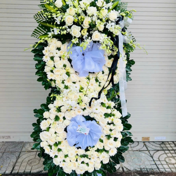 Kệ hoa chia buồn hơn 50 cành hồng trắng 