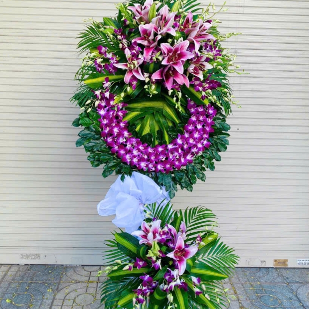 Kệ hoa chia buồn ly tím và hoa lan dero tím 