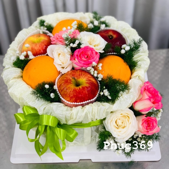 Trái cây tươi gói tròn nhìn tựa chiếc bánh sinh nhật được điểm xuyến hoa hồng 