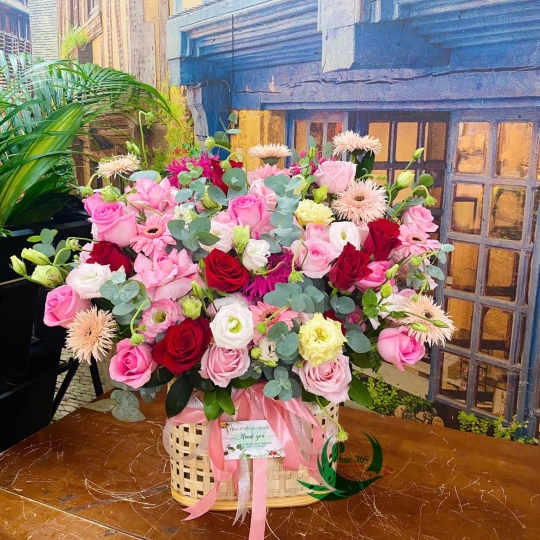 Giỏ hoa hồng nhiều màu đỏ, trắng, hồng, vàng 
