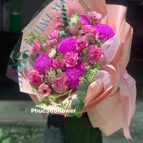 Bó hoa mẫu đơn màu tím  gói giấy hồng 