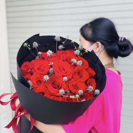 Bó hoa hồng bó tròn đỏ thắm kết hợp giấy gói màu đen huyền bí 