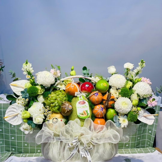 Giỏ quà trái cây phối 7 loại trái cây tươi kèm hoa cúc mẫu đơn 