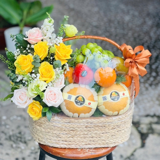 Giỏ trái cây tươi 5 màu phối hoa hồng vàng và hồng kem nhạt|giỏ quà trái cây sài gòn