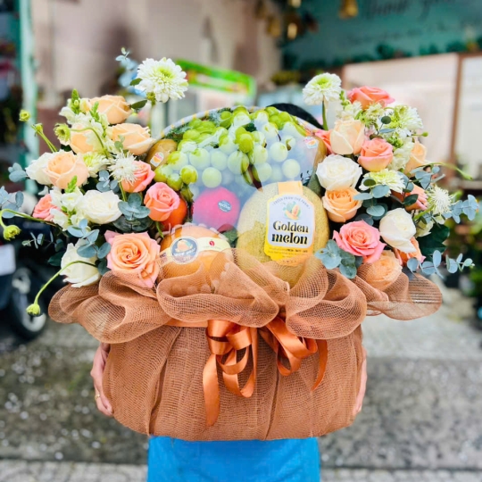 Giỏ quà trái cây phối hoa hồng tươi cắm đối xứng, với hơn 8 kí trái cây tươi