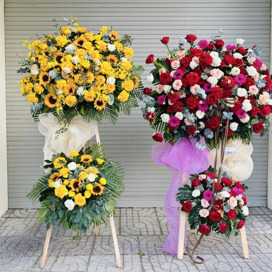 Kệ hoa chúc mừng khai trương tone màu đỏ may mắn và màu vàng giàu sang 